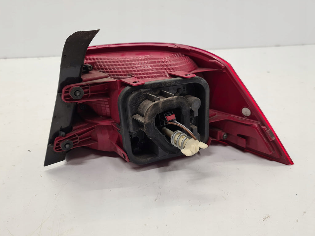 VW PASSAT B7 SEDAN LAMP LEFT REAR 3AE945095F