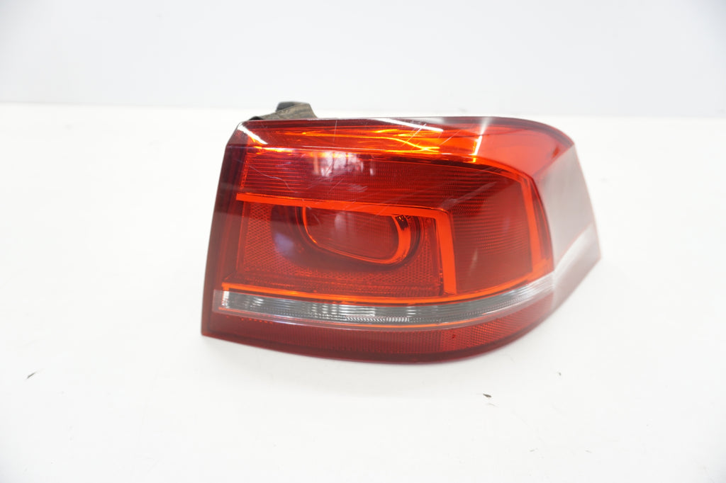 VW PASSAT B7 SEDAN LAMP RIGHT REAR 3AE945096F