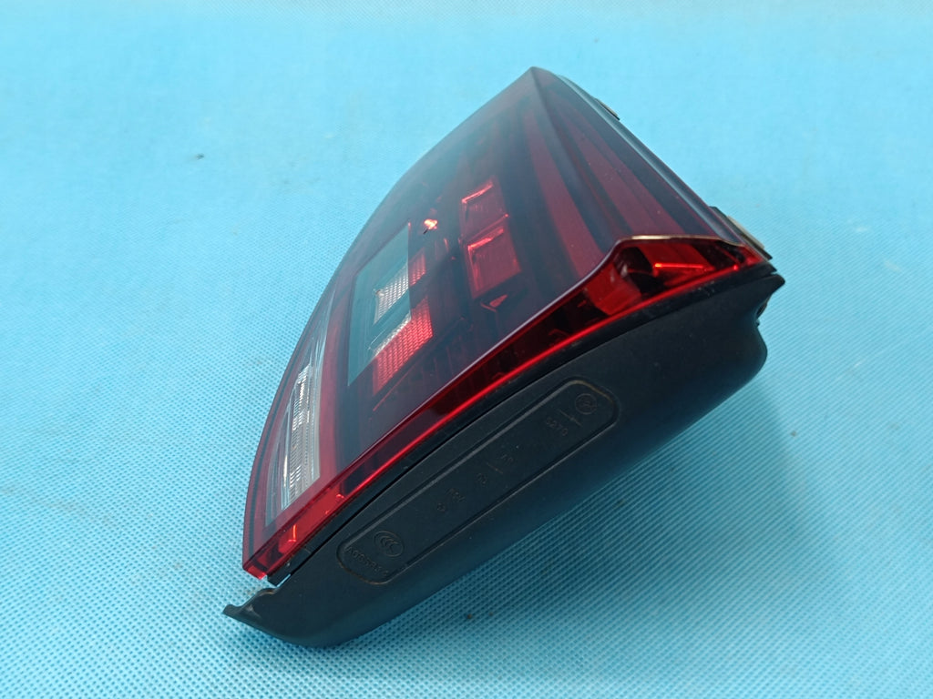 VW PASSAT B8 VARIANT 1.5 TSI 110KW 2024R FLAP LAMP RIGHT REAR 3G9945094K