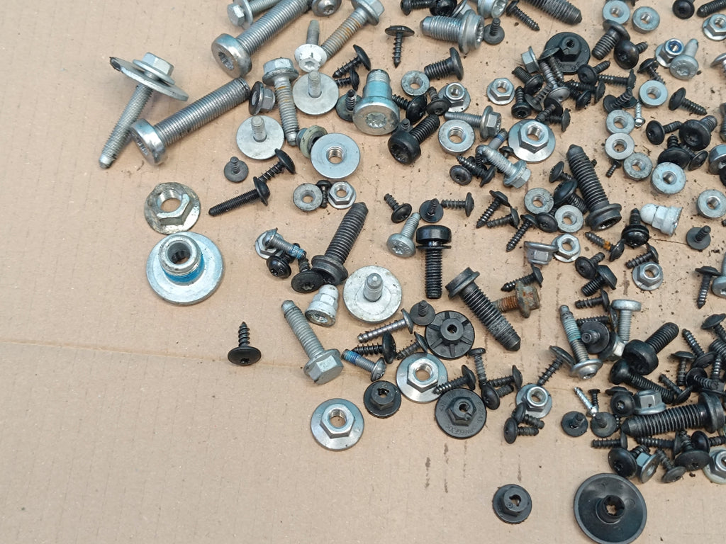 VW PASSAT B9 VARIANT 2.0 TDI 110KW 2024R CABIN INTERIOR SCREWS 1,95KG