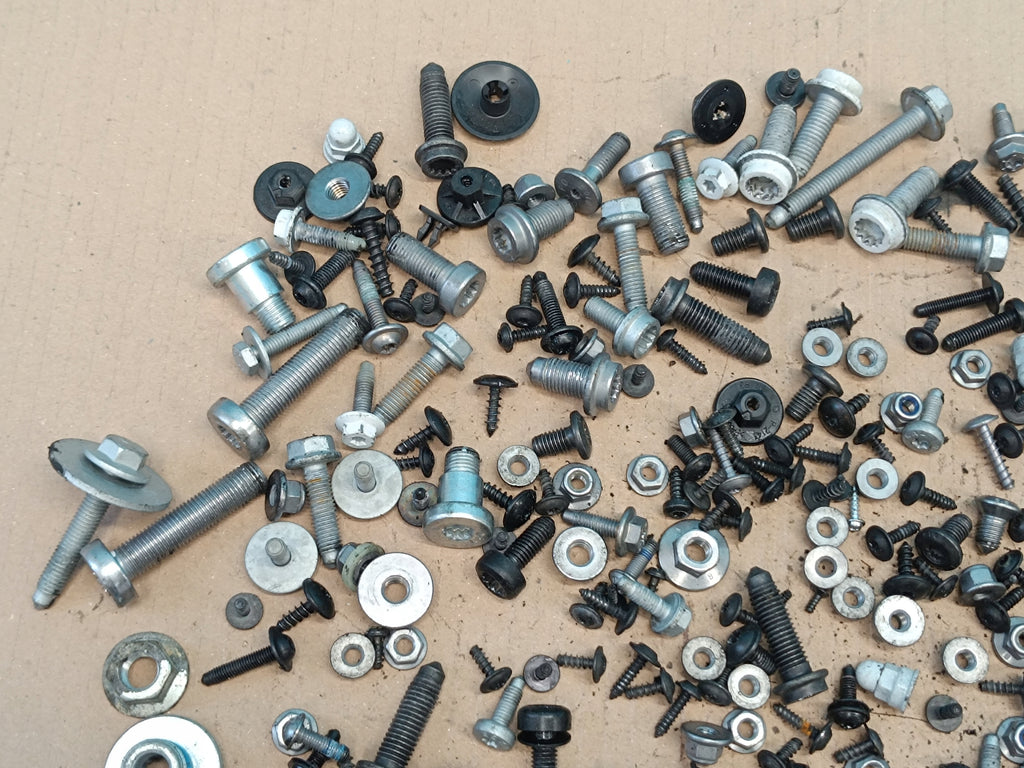 VW PASSAT B9 VARIANT 2.0 TDI 110KW 2024R CABIN INTERIOR SCREWS 1,95KG