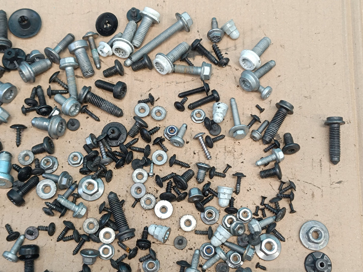 VW PASSAT B9 VARIANT 2.0 TDI 110KW 2024R CABIN INTERIOR SCREWS 1,95KG
