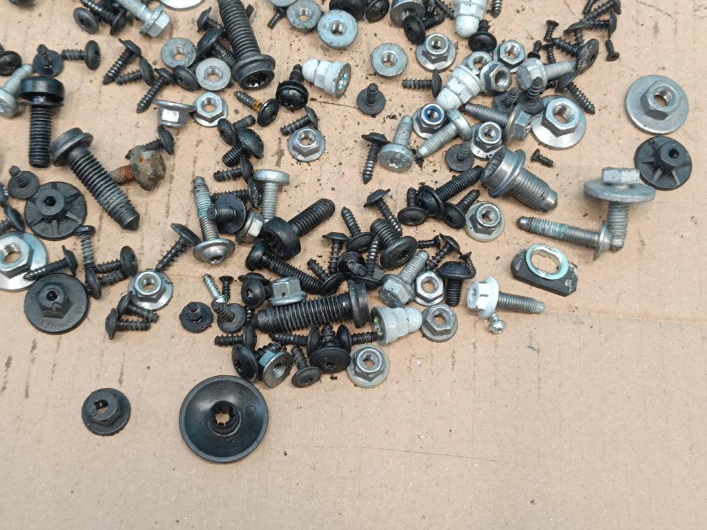 VW PASSAT B9 VARIANT 2.0 TDI 110KW 2024R CABIN INTERIOR SCREWS 1,95KG