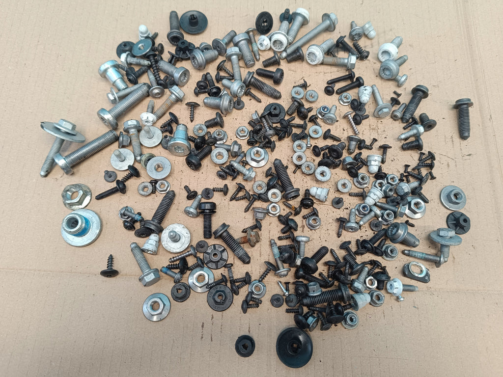 VW PASSAT B9 VARIANT 2.0 TDI 110KW 2024R CABIN INTERIOR SCREWS 1,95KG