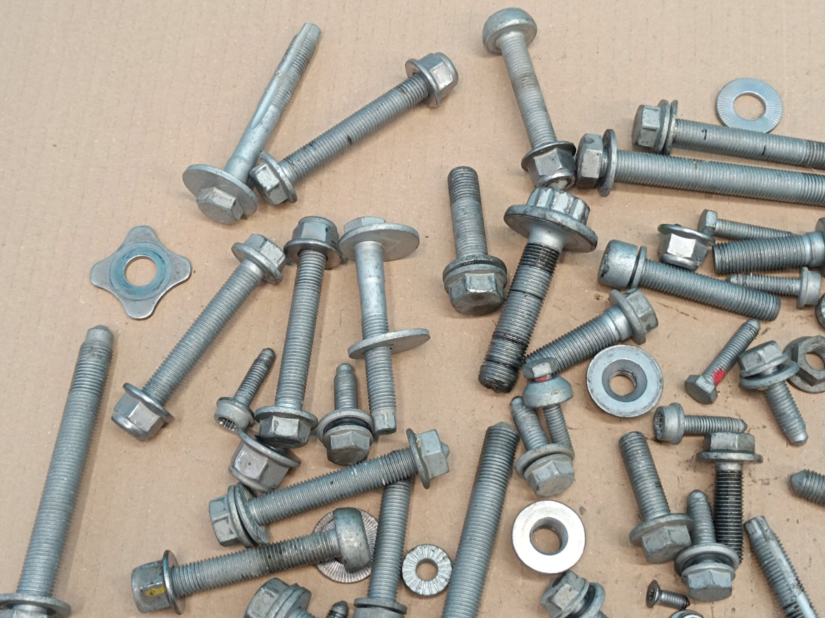 VW PASSAT B9 VARIANT 2.0 TDI 110KW 2024R SUSPENSION SCREWS 5KG