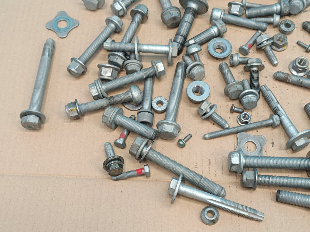 VW PASSAT B9 VARIANT 2.0 TDI 110KW 2024R SUSPENSION SCREWS 5KG