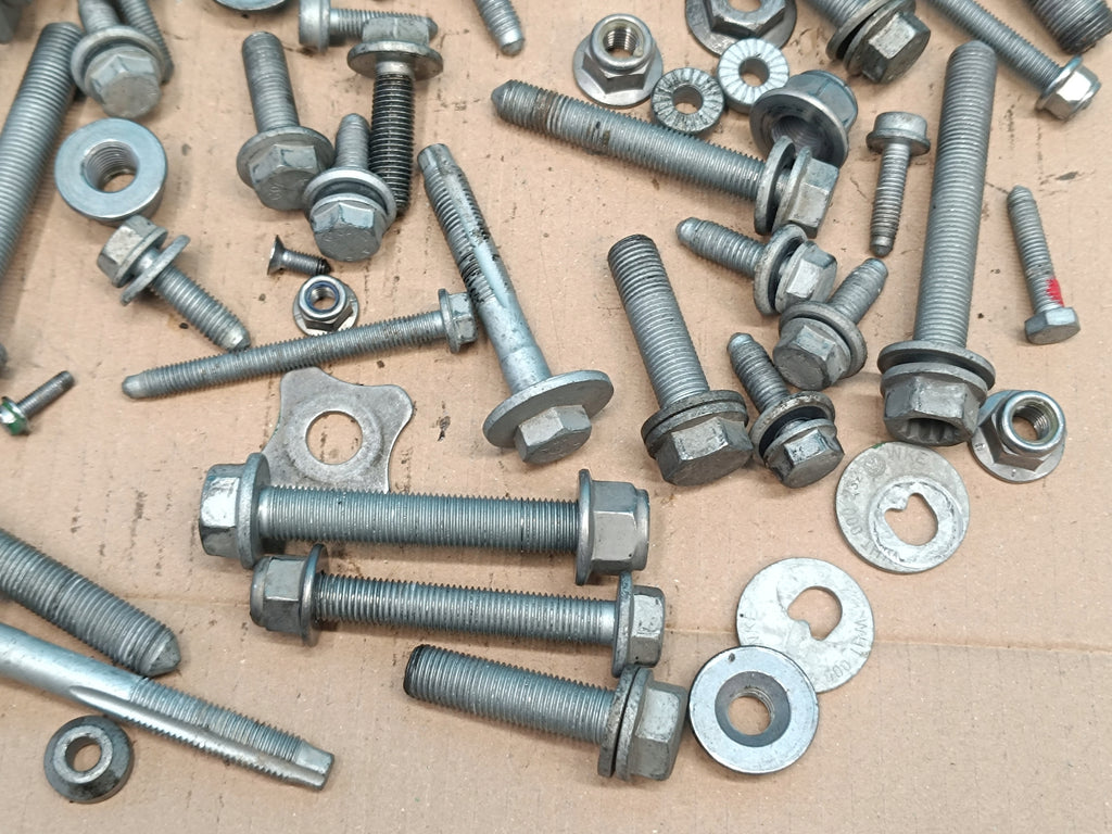 VW PASSAT B9 VARIANT 2.0 TDI 110KW 2024R SUSPENSION SCREWS 5KG