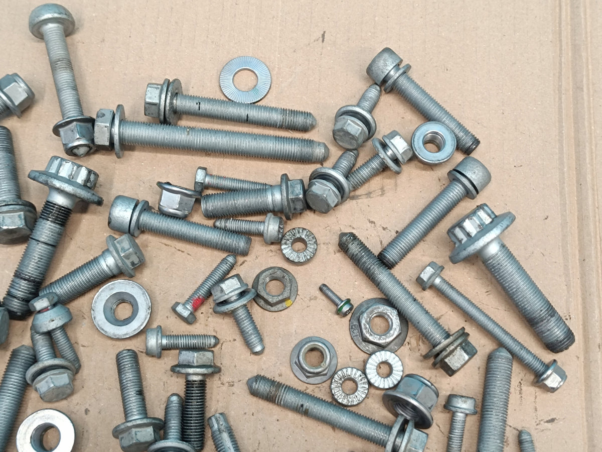 VW PASSAT B9 VARIANT 2.0 TDI 110KW 2024R SUSPENSION SCREWS 5KG