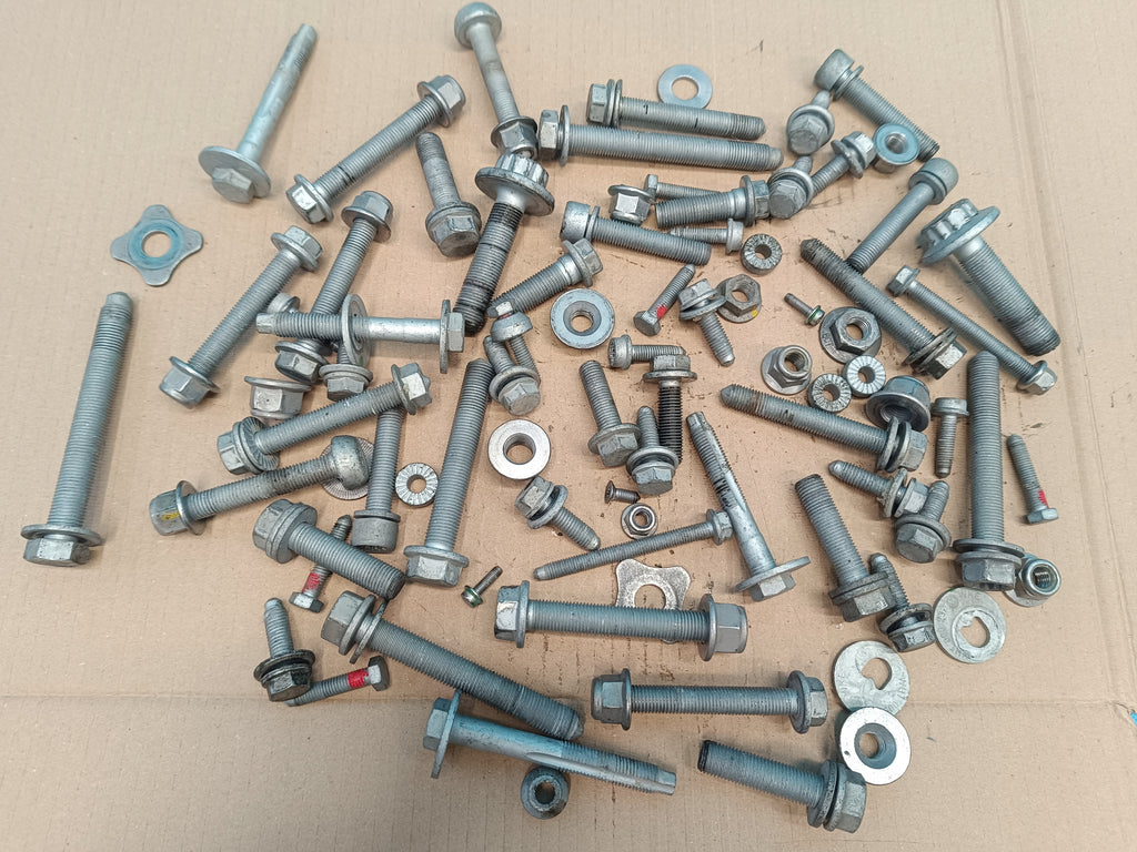 VW PASSAT B9 VARIANT 2.0 TDI 110KW 2024R SUSPENSION SCREWS 5KG