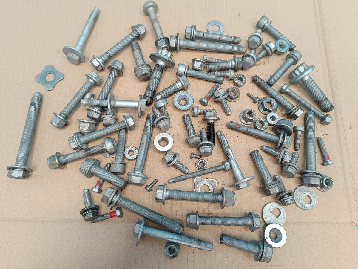 VW PASSAT B9 VARIANT 2.0 TDI 110KW 2024R SUSPENSION SCREWS 5KG