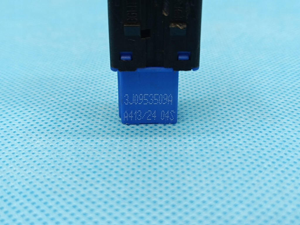 VW PASSAT B9 VARIANT 2.0 TDI 2024 R EMERGENCY LIGHT BUTTON 3J0953509A