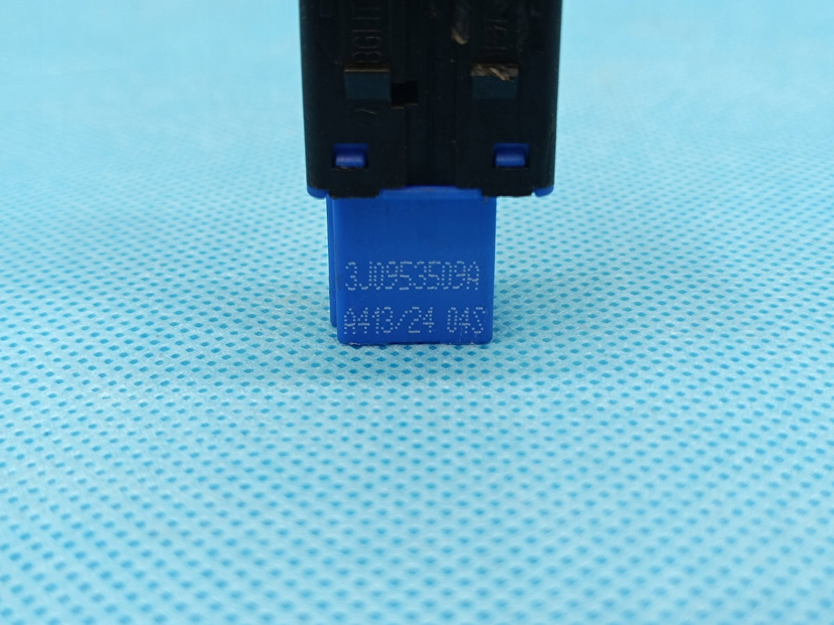 VW PASSAT B9 VARIANT 2.0 TDI 2024 R EMERGENCY LIGHT BUTTON 3J0953509A