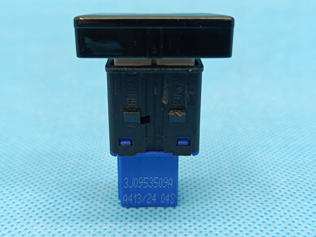 VW PASSAT B9 VARIANT 2.0 TDI 2024 R EMERGENCY LIGHT BUTTON 3J0953509A