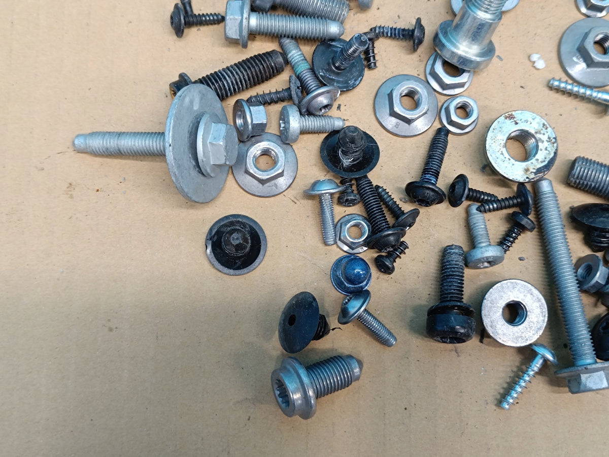 VW T-ROC LIFT 1.5 TSI 110KW 2025 R CABIN INTERIOR SCREWS 1.6kg