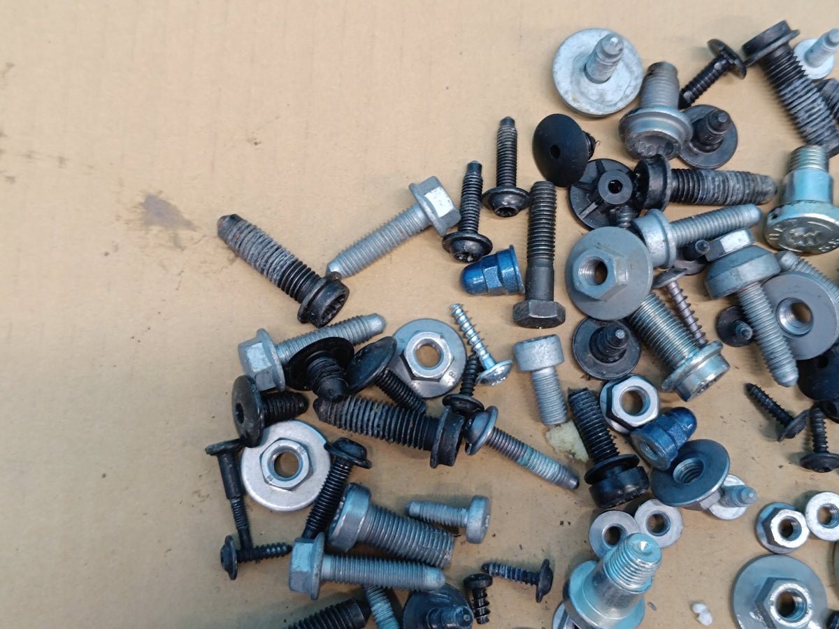 VW T-ROC LIFT 1.5 TSI 110KW 2025 R CABIN INTERIOR SCREWS 1.6kg
