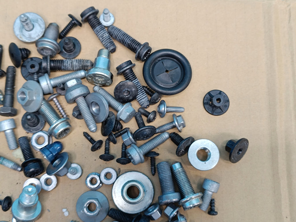 VW T-ROC LIFT 1.5 TSI 110KW 2025 R CABIN INTERIOR SCREWS 1.6kg