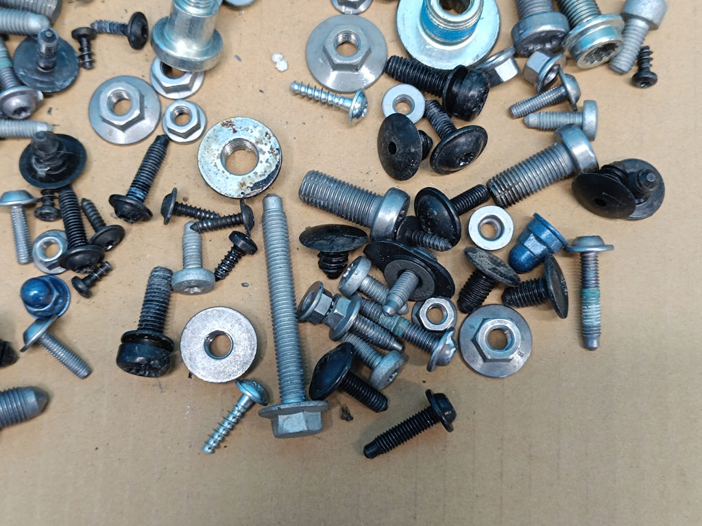 VW T-ROC LIFT 1.5 TSI 110KW 2025 R CABIN INTERIOR SCREWS 1.6kg