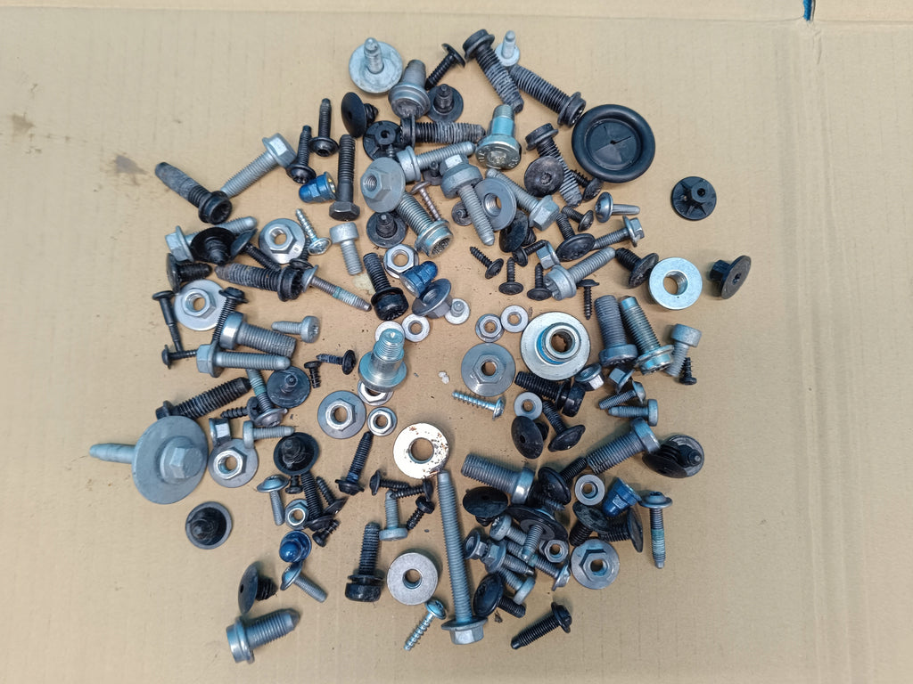VW T-ROC LIFT 1.5 TSI 110KW 2025 R CABIN INTERIOR SCREWS 1.6kg