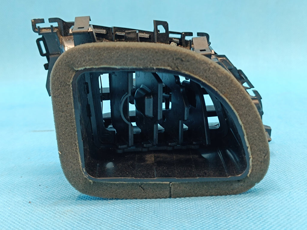 VW T-ROC LIFT 1.5 TSI 110KW 2025 R CONSOLE AIR VENT 2GA819703J