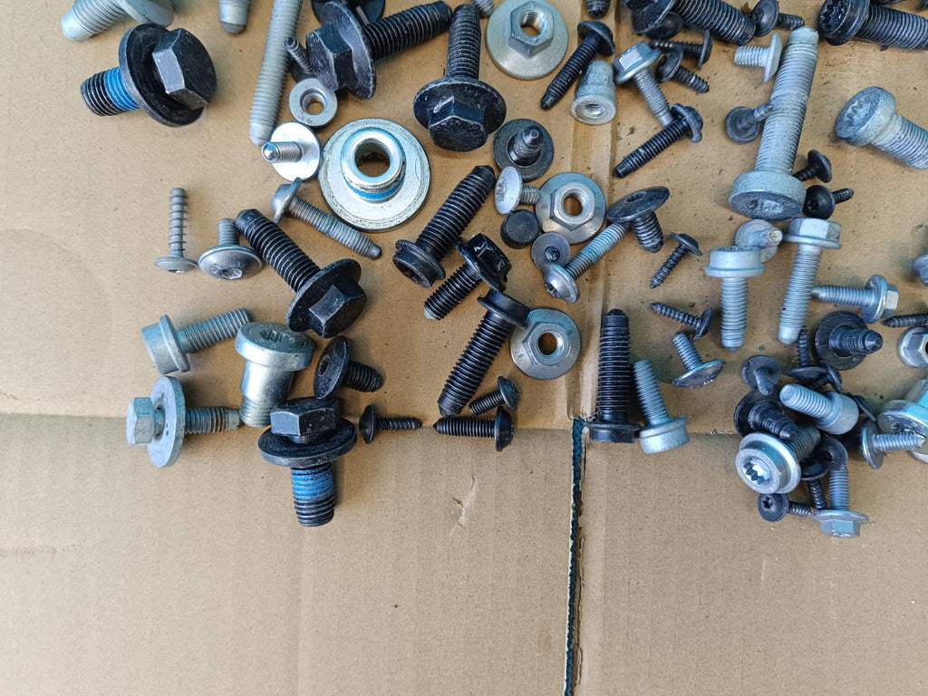 VW TIGUAN 2 II LIFT 2.0 TFSI 137KW 2024 R CABIN INTERIOR SCREWS 2.10kg