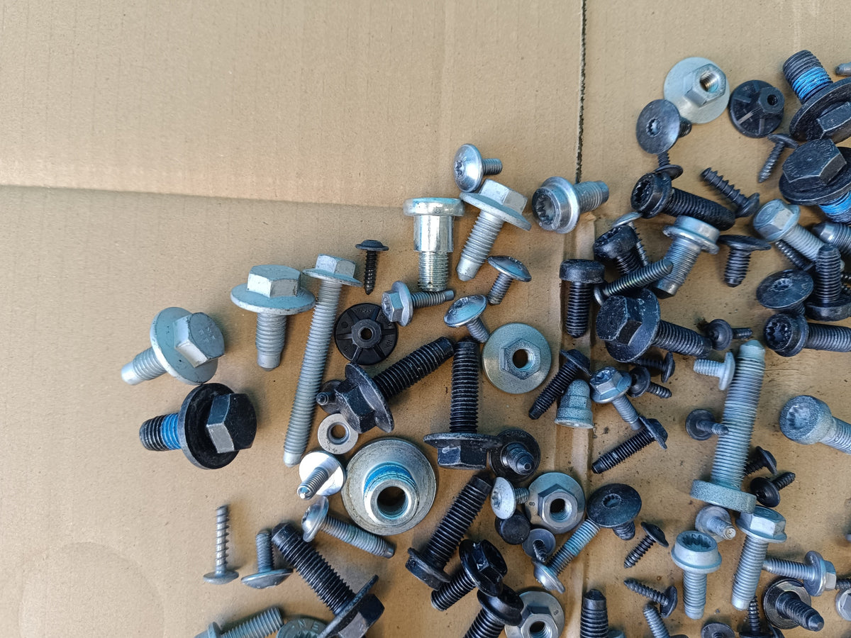 VW TIGUAN 2 II LIFT 2.0 TFSI 137KW 2024 R CABIN INTERIOR SCREWS 2.10kg