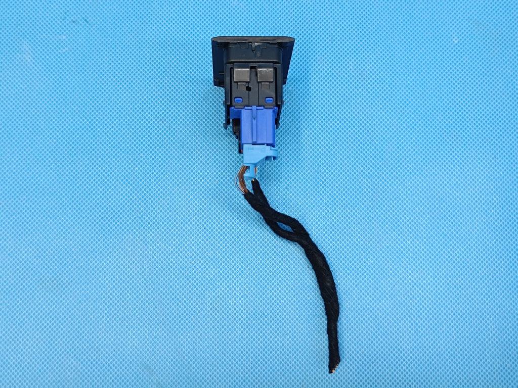 VW TIGUAN 2 II LIFT 2.0 TFSI 2024 R EMERGENCY LIGHT BUTTON 5NA919225B