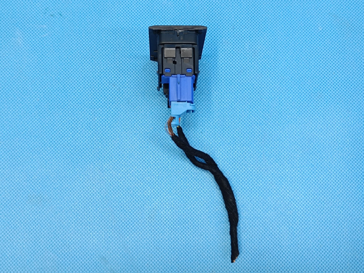 VW TIGUAN 2 II LIFT 2.0 TFSI 2024 R EMERGENCY LIGHT BUTTON 5NA919225B