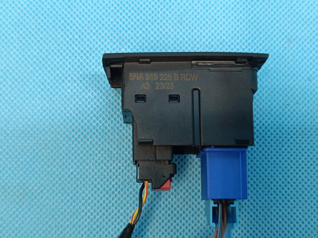 VW TIGUAN 2 II LIFT 2.0 TFSI 2024 R EMERGENCY LIGHT BUTTON 5NA919225B