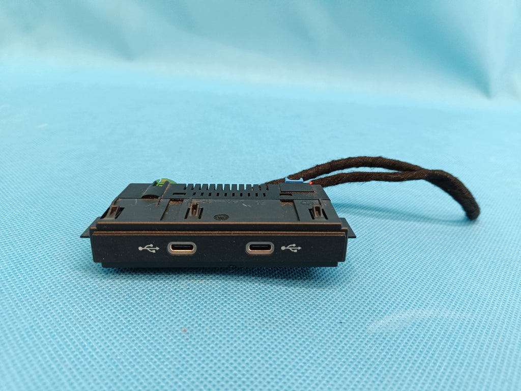 VW TIGUAN 3 III 1,5 TSI 110KW 2024 R USB SOCKET TYPE C 5NA035700