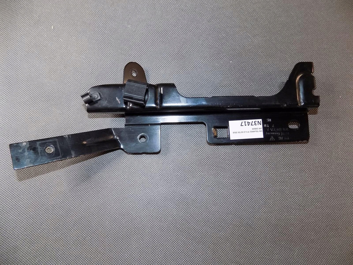 VW TOUAREG 7P MOUNTING BRACKET 7P0819735A