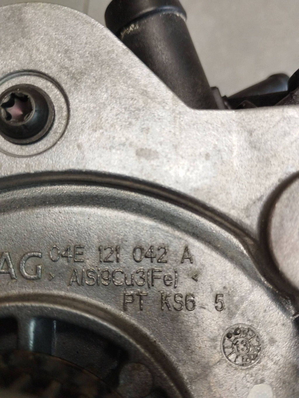 Volkswagen Golf VII 1.4 Water pump 04E121042A