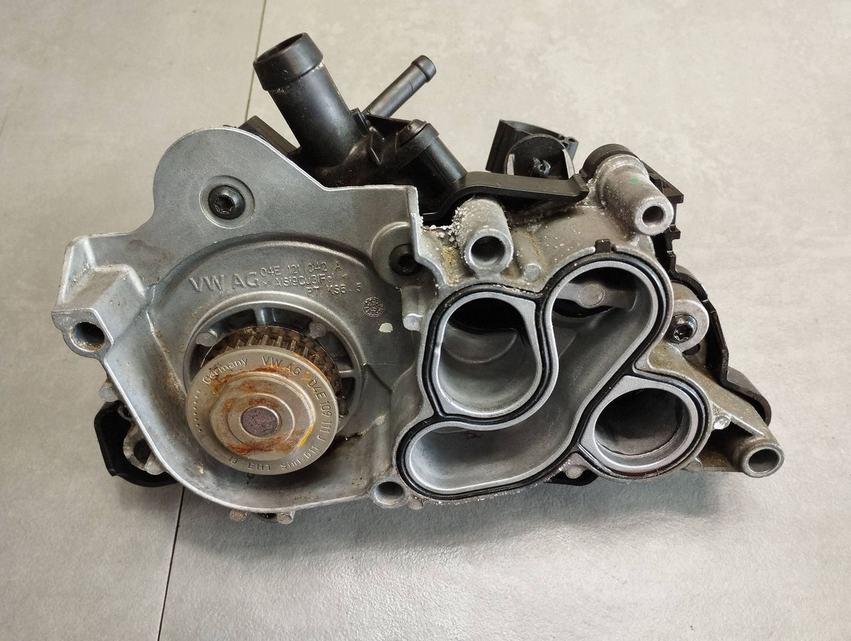 Volkswagen Golf VII 1.4 Water pump 04E121042A