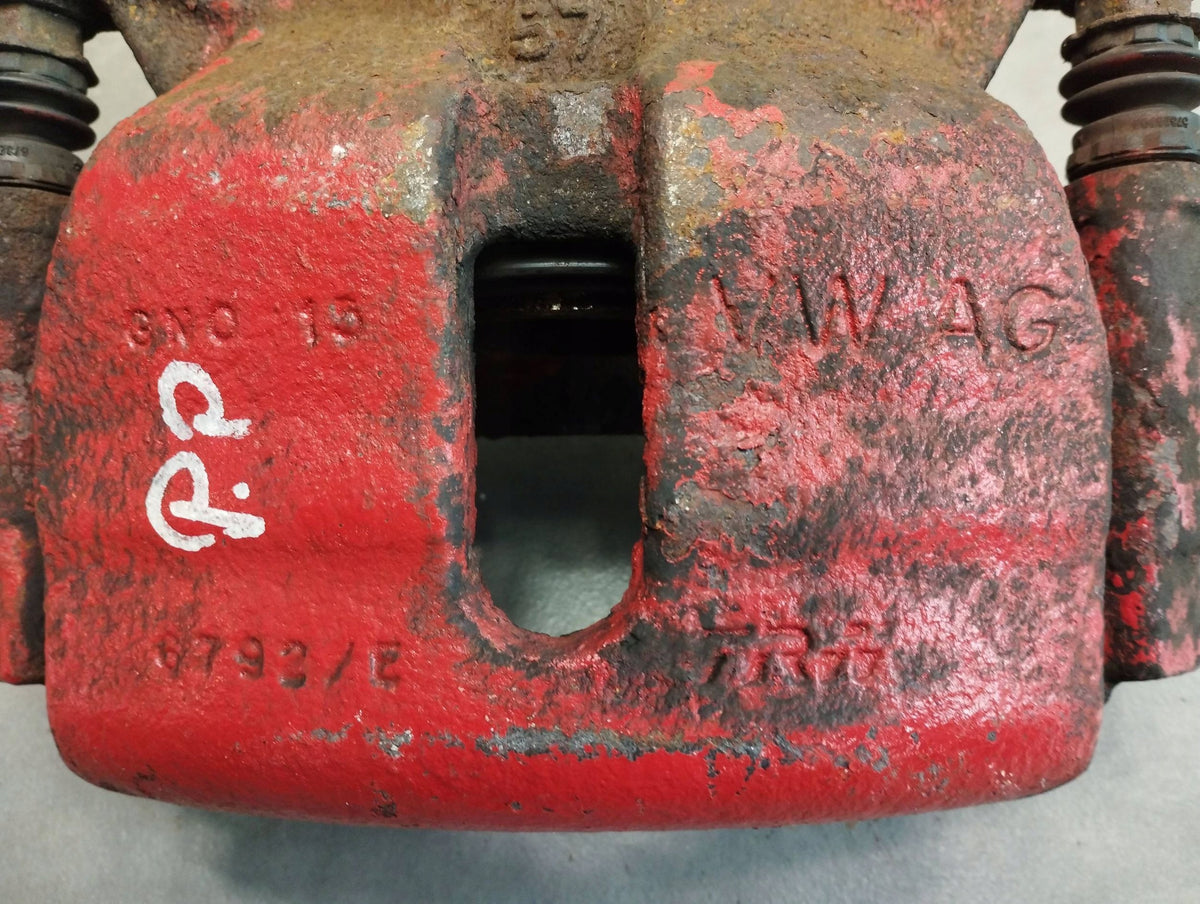 Volkswagen Golf VII Brake caliper right front yoke 8V0615124 8V0615126