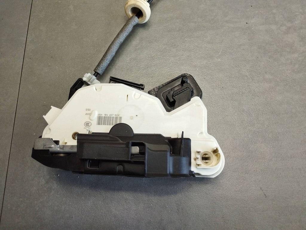 Volkswagen Golf VII Door lock left front 5K1837015E