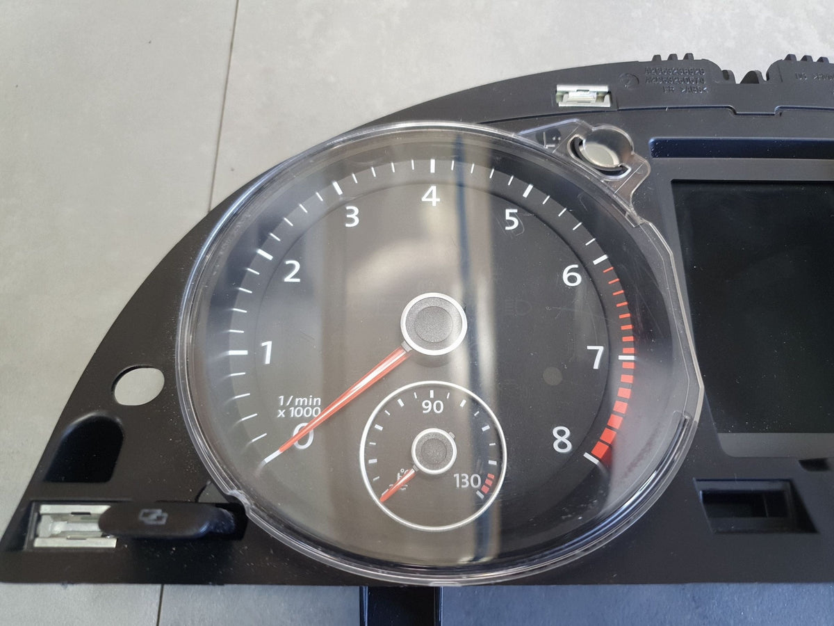 Volkswagen PASSAT CC Counter clocks 3C8920870K